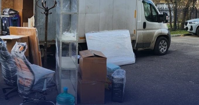 Погрузка упакованной мебели в фургон